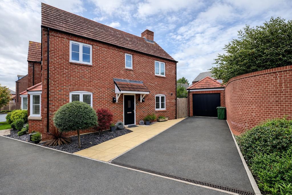 Pineview Drive, Leigh Sinton, Malvern, Worcestershire, WR13 5FB